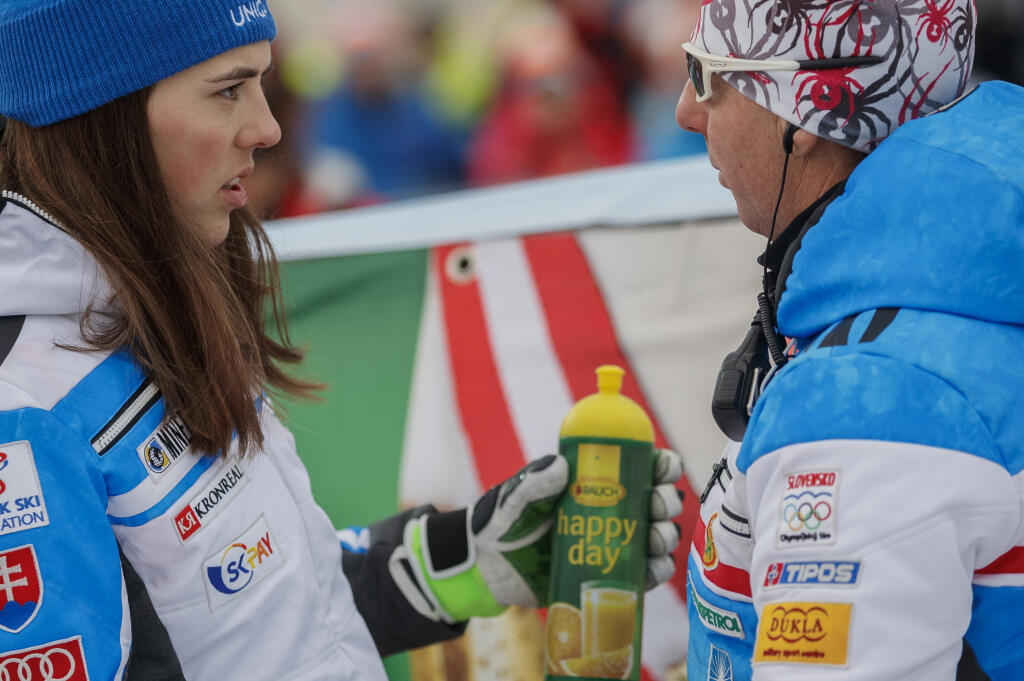 Na snímke Petra Vlhová a Livio Magoni počas pretekov Svetového pohára v alpskom lyžovaní v rakúskom Semmeringu.