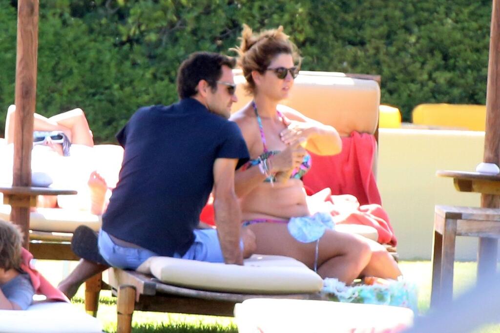 Mirka Federerová sa za svoju postavu po štyroch deťoch a dvoch pôrodoch nehanbila. Paparazzi fotografi ju viackrát nafotili na dovolenke v plavkách. Dnes však vyzerá, akoby vôbec nerodila a mala o dvadsať rokov menej.