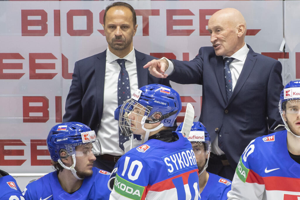 Na snímke v pozadí vpravo tréner slovenských hokejistov Craig Ramsay, vľavo asisitent Ján Pardavý a v popredí uprostred premiérový strelec gólu Adam Sýkora počas šiesteho zápasu základnej A-skupiny Slovensko - Taliansko na 85. majstrovstvách sveta v ľadovom hokeji 21. mája 2022 v Helsinkách.