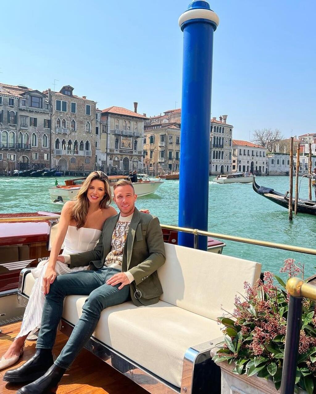 Carolina Miarelli a Arthur Melo si radi užívajú spoločné chvíle a zdá sa, že si veľmi rozumejú. Sú zamilovaní až po uši.