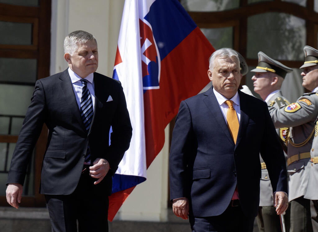 Na snímke maďarský premiér Viktor Orbán (vpravo) a slovenský premiér Robert Fico kráčajú počas uvítacej ceremónie v Bratislave v pondelok 28. apríla 2025. FOTO TASR - Martin Baumann