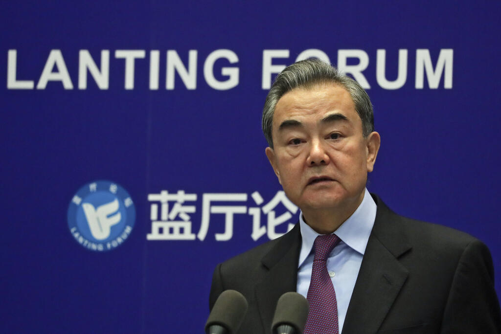 WA 11 Peking - Čínsky minister zahraničných vecí Wang I počas prejavu na Lanting fóre v Pekingu v pondelok 22. februára 2021. Wang I vyzval v pondelok vládu amerického prezidenta Joea Bidena na opätovné otvorenie dialógu s Pekingom s cieľom obnoviť bilaterálne vzťahy, ktoré boli poškodené za jeho predchodcu Donalda Trumpa. Washington a Peking vedú spory v otázkach obchodu, obvinení z porušovania ľudských práv ujgurskej menšiny v autonómnej oblasti Sin-ťiang či územných nárokov Číny v Juhočínskom