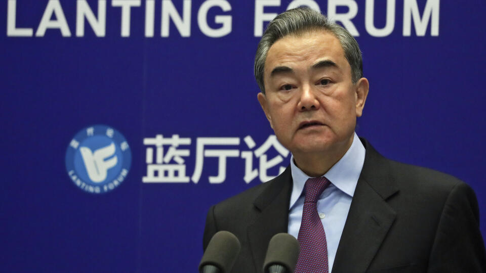 WA 11 Peking - Čínsky minister zahraničných vecí Wang I počas prejavu na Lanting fóre v Pekingu v pondelok 22. februára 2021. Wang I vyzval v pondelok vládu amerického prezidenta Joea Bidena na opätovné otvorenie dialógu s Pekingom s cieľom obnoviť bilaterálne vzťahy, ktoré boli poškodené za jeho predchodcu Donalda Trumpa. Washington a Peking vedú spory v otázkach obchodu, obvinení z porušovania ľudských práv ujgurskej menšiny v autonómnej oblasti Sin-ťiang či územných nárokov Číny v Juhočínskom