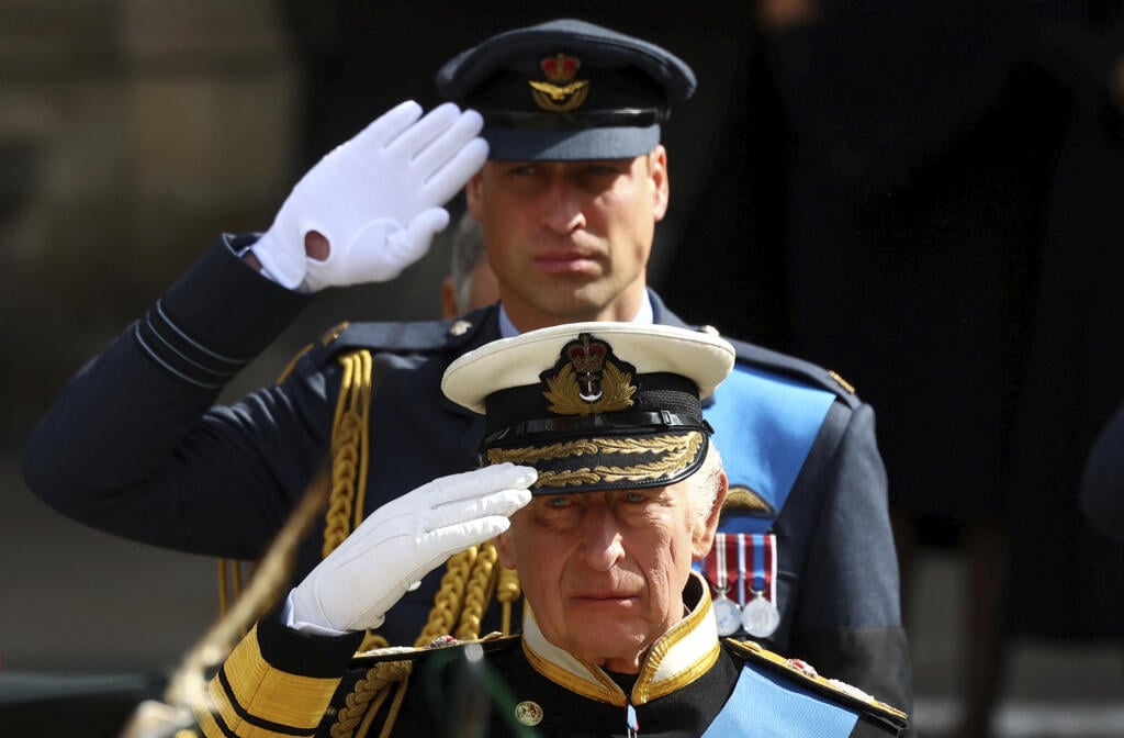 WA 77 Londýn - Na snímke britský kráľ Karol III. (v popredí) a jeho syn, britský princ William salutujú na štátnom pohrebe britskej kráľovnej Alžbety II. vo Westminsterskom opátstve v Londýne v pondelok 19. septembra 2022. Štátny pohreb panovníčky sa začal v pondelok o 11.00 h (12.00 SELČ). Kráľovná Alžbeta II. zomrela 8. septembra vo veku 96 rokov vo svojom letnom sídle Balmoral v Škótsku. FOTO TASR/AP
Britain's King Charles III and Prince William salute as they attend the state funeral and b