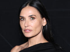Známa herečka na Fashion Weeku ŠOKUJE: Odhalené prsia a PES ako módny doplnok!
