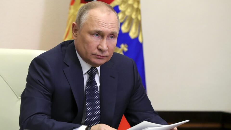 JB 31 Moskva - Ruský prezident Vladimir Putin počas stretnutia s top predstaviteľmi z oblasti leteckého priemyslu v Rusku v súvislosti so sankciami Západu prostredníctvom videokonferencie v jeho rezidencii Novo-Ogarjovo pri Moskve 31. marca 2022. Putin oznámil, že podpísal dekrét, podľa ktorého budú musieť zahraniční odberatelia od 1. apríla platiť za dodávky ruského plynu v rubľoch. V prípade, že sa platby nezrealizujú, kontrakty budú zastavené. TASR o tom informuje na základe správy agentúry