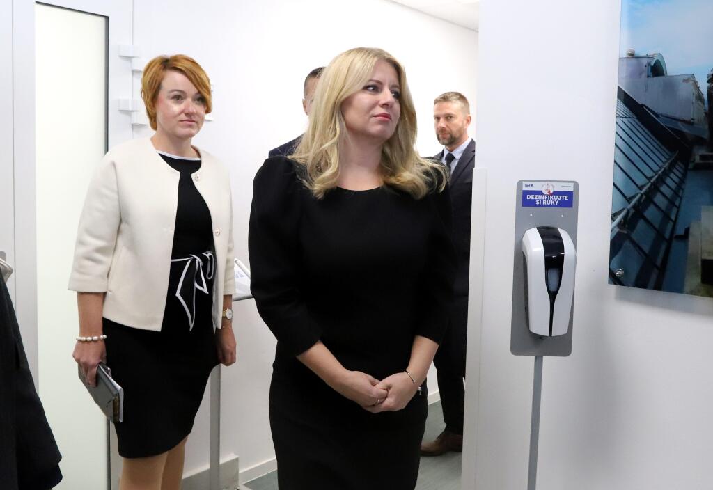 Prezidentka SR Zuzana Čaputová navštívila dnes (13. októbra 2022) Banskú Bystricu, kde sa zaujímala najmä o aktuálnu situáciu v zdravotníctve. V Rooseveltovej nemocnici sa stretla s jej vedením a lekármi, ktorí podali výpovede. Na snímke v popredí sprava prezidentka SR Zuzana Čaputová a generálna riaditeľka Fakultnej nemocnice s poliklinikou F. D. Roosevelta Banská Bystrica Miriam Lapuníková v Rooseveltovej nemocnici v Banskej Bystrici 13. októbra 2022. FOTO TASR - Ján Krošlák