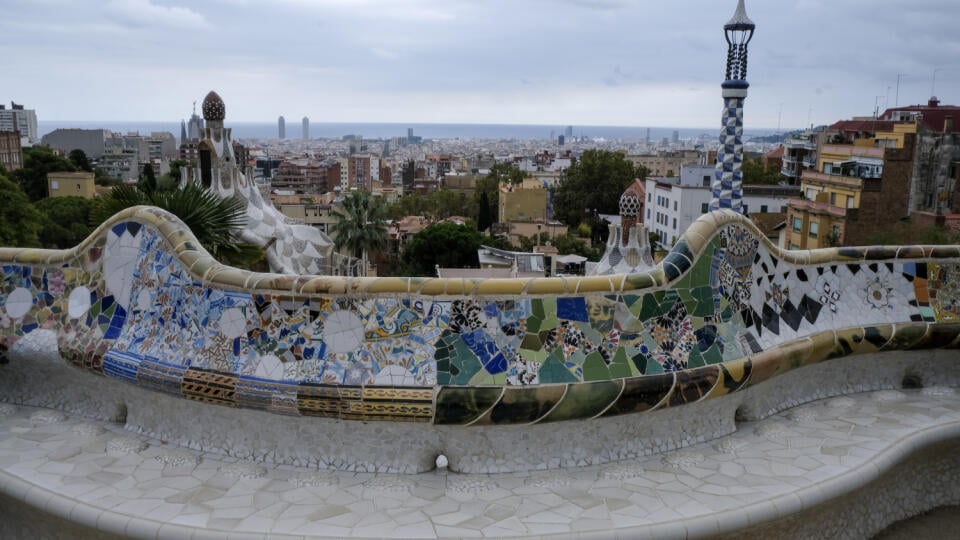 Najznámejšia, mozaikou vyzdobená lavička v Park Güell s výhľadom na rozliehajúcu sa Barcelonu.