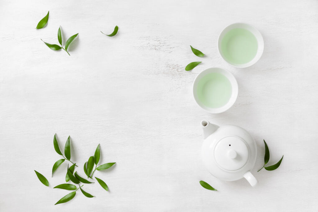 Zelený čaj a čaj oolong zvyšujú metabolizmus o 4–5%. Tieto čaje pomáhajú premeniť časť tuku uloženého v tele na voľné mastné kyseliny, ktoré môžu zvýšiť spaľovanie tukov o 10–17%. Pretože majú málo kalórií, pitie týchto čajov môže byť dobré na chudnutie aj na udržanie hmotnosti, informuje Healhtline. Niektoré štúdie však zistili, že tieto čaje metabolizmus neovplyvňujú. Preto môže byť ich účinok malý alebo sa môže týkať len niektorých ľudí.