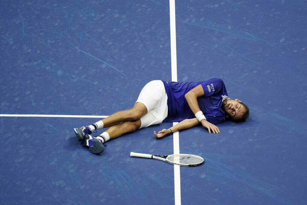 KK5 New York - Ruský tenista Daniil Medvedev leží na kurte po víťazstve nad Srbom Novakom Djokovičom vo finále mužskej dvojhry na grandslamovom turnaji US Open 12. septembra 2021 v New Yorku. Ruský tenista Daniil Medvedev sa stal víťazom mužskej dvojhry na US Open a získal prvý grandslamový titul v kariére. Vo finále zvíťazil po životnom výkone ako nasadená dvojka nad turnajovou jednotkou Srbom Novakom Djokovičom 6:4, 6:4, 6:4 a prekazil mu kalendárny Grand Slam. FOTO TASR/AP
Daniil Medvedev, of