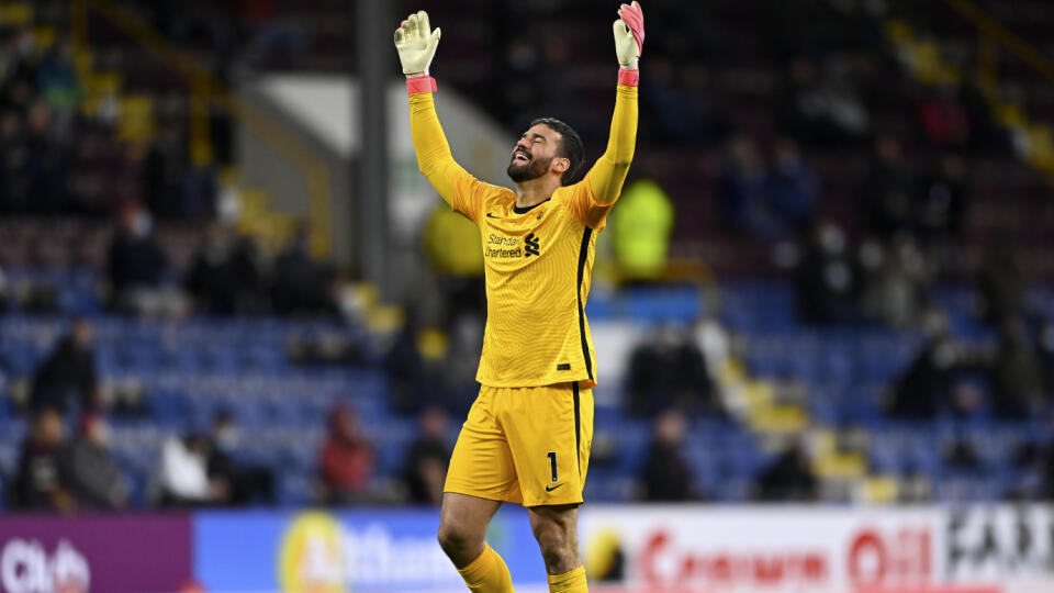 JB 15 Burnley - Brankár Liverpoolu Alisson oslavuje po treťom góle do bránky Burnley v 37. kole anglickej ligy Premier League FC Burnley - FC Liverpool v Burnley 19. mája 2021. FOTO TASR/AP
Liverpool's goalkeeper Alisson celebrates after his side scored their third goal during the English Premier League soccer match between Burnley and Liverpool at Turf Moor in Burnley, England, Wednesday May 19, 2021. (Clive Mason/Pool via AP)
