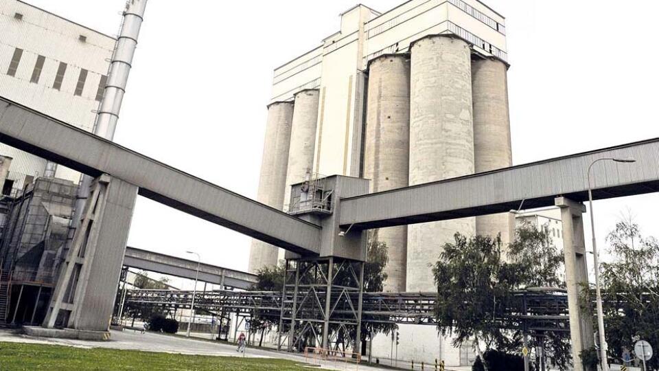 Priestory cementŠrne Holcim Slovensko pri prŪleěitosti otvorenia novej elektrŠrne a vżroby technickej soli. RohoěnŪk, 30. mŠj 2014. Foto: SITA/Martin MedÚanskż