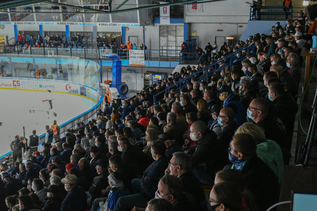 Na snímke fanúšikovia Nitry v zápase 1. kola hokejovej Tipos extraligy medzi HK Nitra a HC Košice 24. septembra 2021 v Nitre. FOTO TASR - Henrich Mišovič