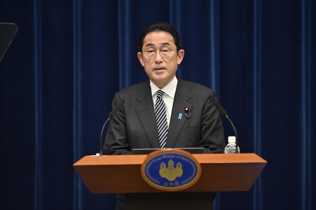 JB 3 Tokio - Japonský premiér Fumio Kišida počas tlačovej konferencie v Tokiu 26. apríla 2022. FOTO TASR/AP

Japan's Prime Minister Fumio Kishida attends a press conference in Tokyo, Tuesday, April 26, 2022. Kishida indicated his willingness to mend strained ties with South Korea, saying relations between the two U.S. allies are crucial when the rules-based international order is threatened by the Russian invasion of Ukraine. (David Mareuil/Pool Photo via AP)