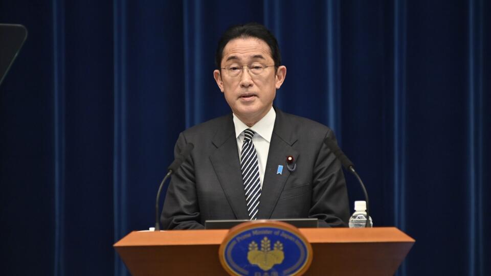 JB 3 Tokio - Japonský premiér Fumio Kišida počas tlačovej konferencie v Tokiu 26. apríla 2022. FOTO TASR/AP
Japan's Prime Minister Fumio Kishida attends a press conference in Tokyo, Tuesday, April 26, 2022. Kishida indicated his willingness to mend strained ties with South Korea, saying relations between the two U.S. allies are crucial when the rules-based international order is threatened by the Russian invasion of Ukraine. (David Mareuil/Pool Photo via AP)
