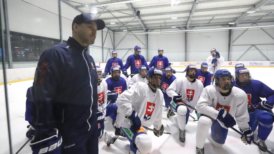 Na snímke tréner slovenskej hokejovej reprezentácie do 18 rokov Tibor Tartaľ počas stretnutia hokejovej reprezentácie SR do 18 rokov pred odjazdom na majstrovstvá sveta U18 do Švajčiarska, vo Zvolene 11. apríla 2023. FOTO TASR - Ján Krošlák