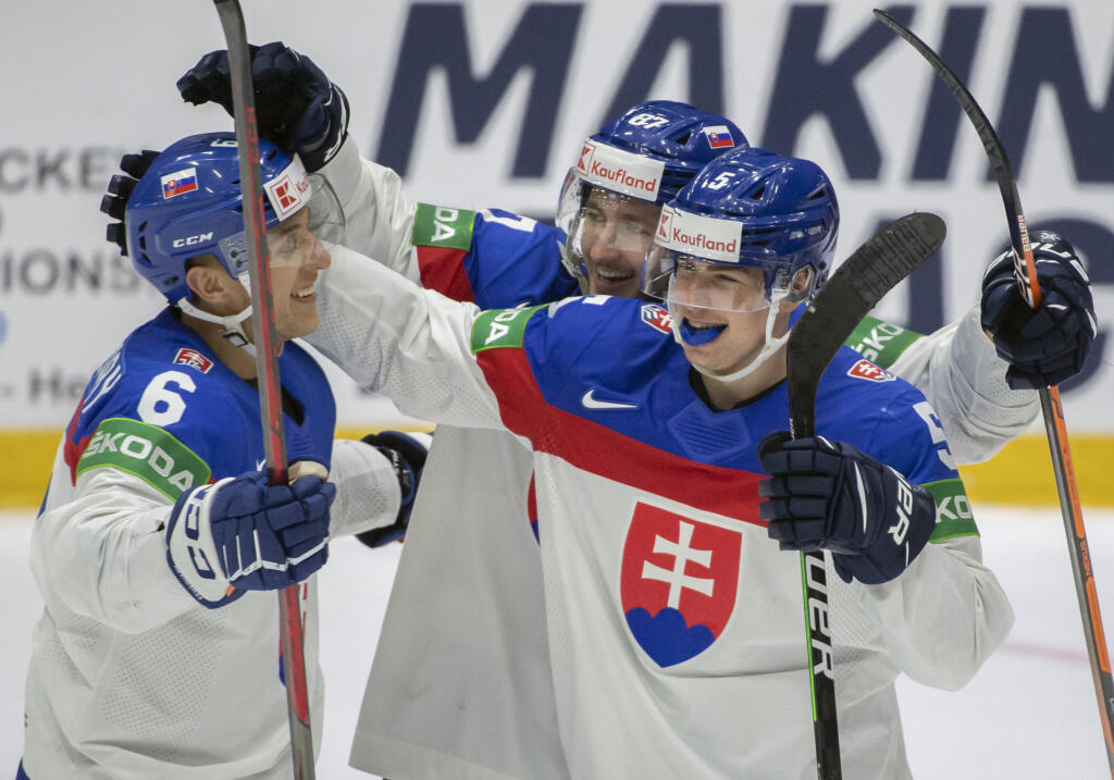 Na snímke gólová radosť slovenských hokejistov, vpravo strelec gólu Šimon Nemec, uprostred Pavol Regenda a vľavo Martin Fehérváry v zápase A-skupiny Slovensko - Dánsko.