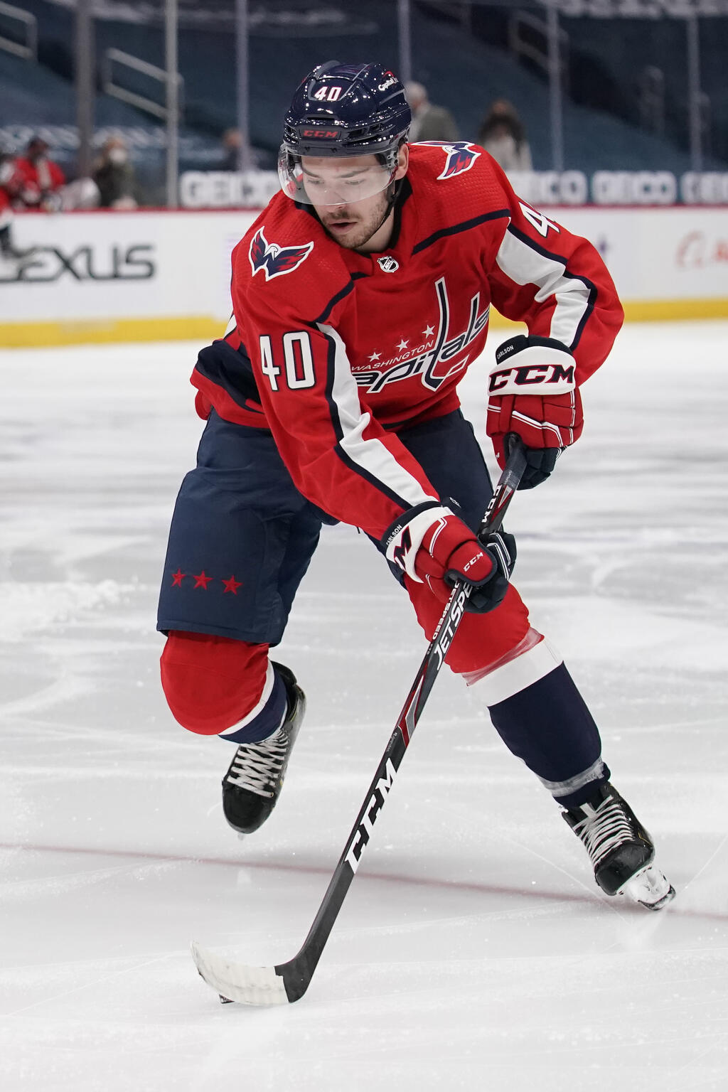 Garrett Pilon cez víkend debutoval v NHL. Keď mal niekoľko mesiacov, Zdeno Chára hrával s jeho otcom.