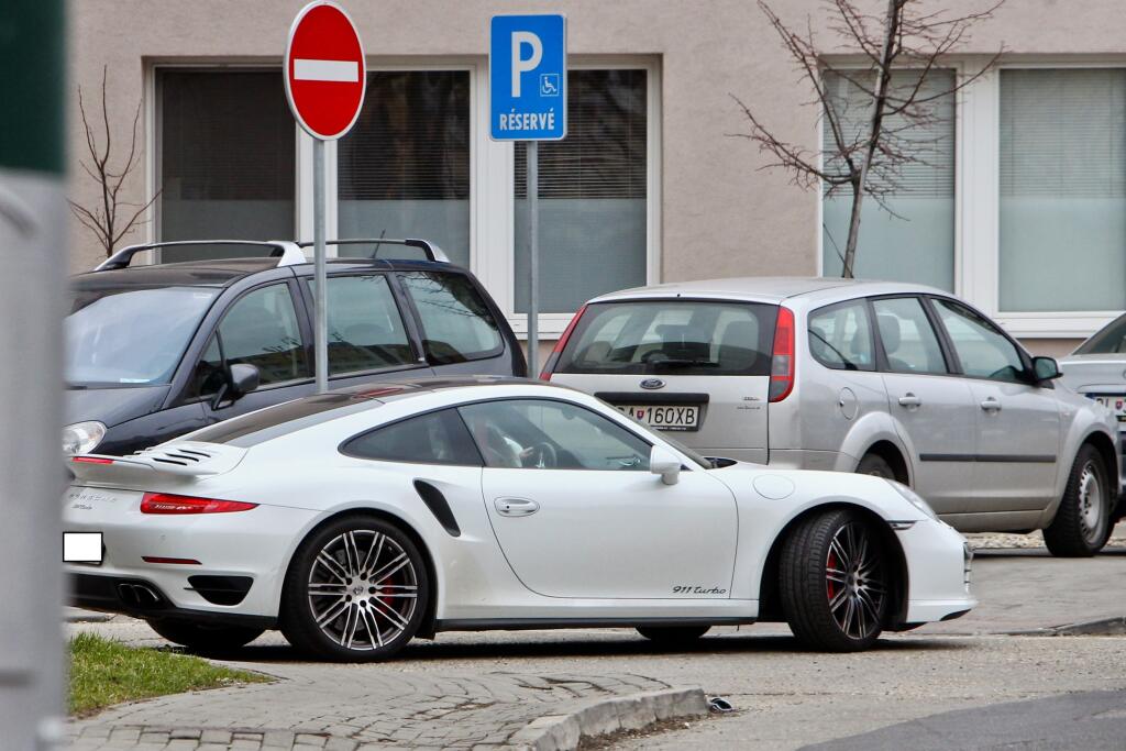 Už v minulosti Cibulková ukázala, že si dopraje a na autách nešetrí. Vozila sa v luxusnom bielom Porsche.