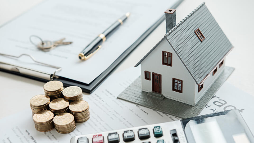 House,Model,With,Real,Estate,Agent,And,Customer,Discussing,For