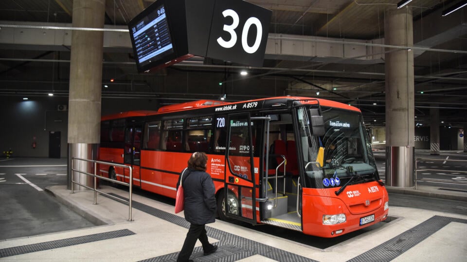 Na snímke autobus spoločnosti Arriva, ktorá od dnešného dňa nahrádza autobusového dopravcu Slovak Lines v Bratislavskom samosprávnom kraji (BSK) prichádza na autobusovú stanicu Mlynské Nivy, 15. novembra 2021 v Bratislave. FOTO TASR - Pavol Zachar