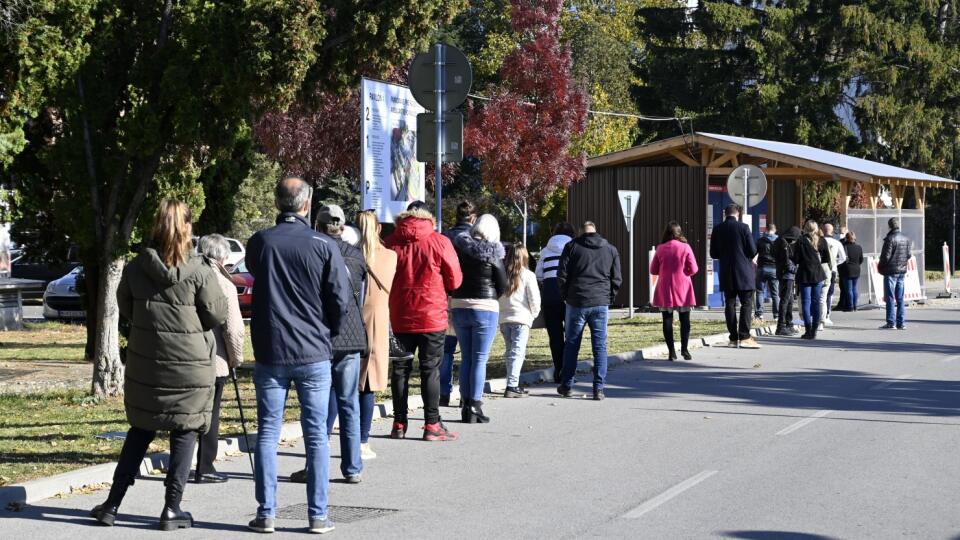 Regionálny úrad verejného zdravotníctva (RÚVZ) so sídlom v Michalovciach eviduje roztrúsený výskyt ochorenia COVID-19 po celom okrese. Okres Michalovce prešiel od pondelka na základe COVID automatu z bordovej do čiernej fázy, ktorá zodpovedá tretiemu stupňu ohrozenia. Na snímke ľudia stoja v rade na testy pred mobilným odberovým miestom v nemocnici v Michalovciach v pondelok 25. októbra 2021. FOTO TASR - Roman Hanc