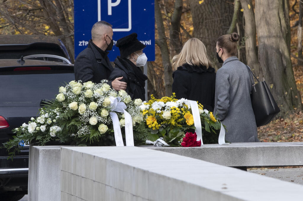 Posledná rozlúčka s bývalým hokejistom a funkcionárom Dušanom Pašekom mladším v priestoroch bratislavského krematória. Na snímke najbližšia rodina.