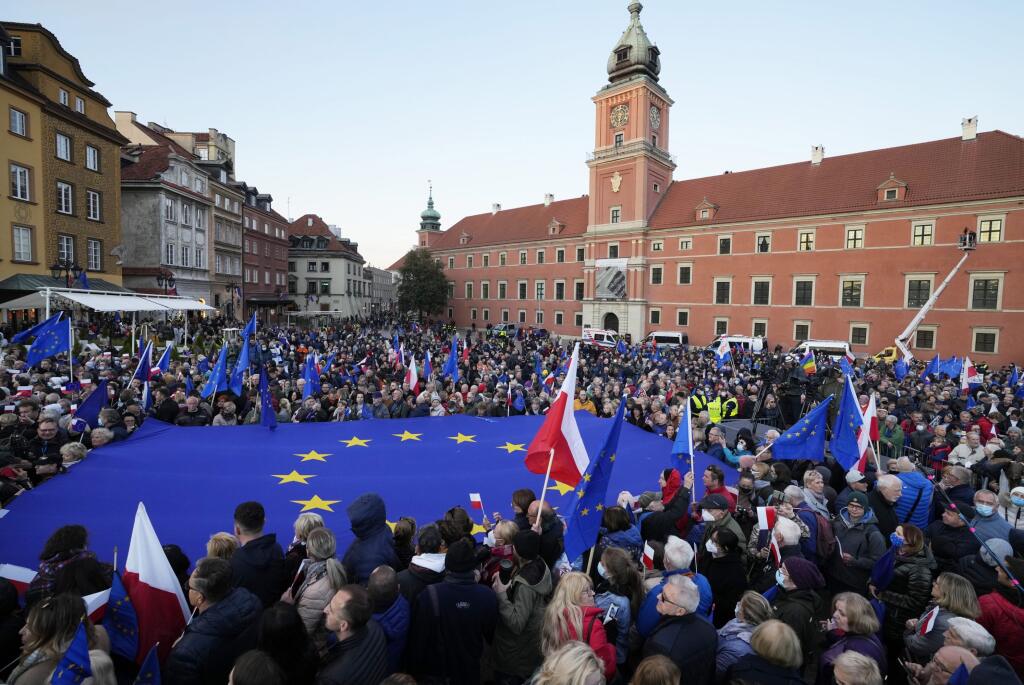 KK83 Varšava - Ľudia mávajú s vlajkami EÚ a poľskými vlajkami počas demonštrácie na podporu členstva Poľska v EÚ v nedeľu 10. októbra 2021 vo Varšave.   Poľský ústavný súd vo štvrtok rozhodol, že niektoré články zmlúv s EÚ nie sú v súlade s poľskou ústavou a spochybnil tak nadradenosť legislatívy Únie nad poľskými zákonmi. Verdikt vyvolal vlnu nevôle zo strany európskych politikov. FOTO TASR/AP
People wave EU and Polish flags in support of Poland's EU membership during a demonstration, in Warsaw