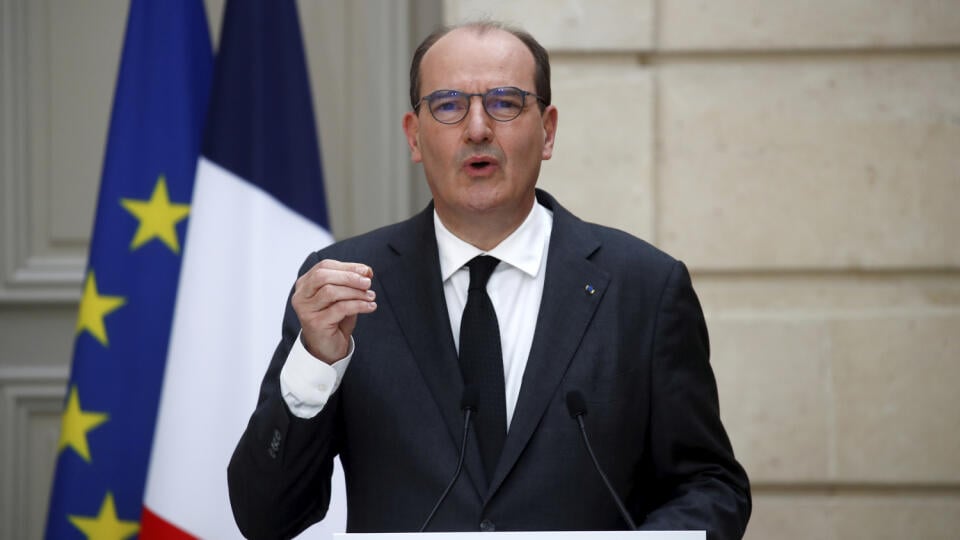 WA 15 Paríž - Francúzsky premiér Jean Castex počas tlačovej konferencie po zasadnutí vlády v Elyzejskom paláci v stredu 28. apríla 2021. Francúzska vláda v stredu navrhla sprísniť zákon o boji proti terorizmu po tom, ako minulý štvrtok prišla pri útoku nožom o život policajtka. Policajtka zahynula po tom, ako na ňu zaútočil nožom muž z Tuniska, ktorého následne zastrelili policajti. Castex však uviedol, že tento návrh zákona je v príprave už dlhší čas. Návrh vypracovali ministerstvo spravodlivo