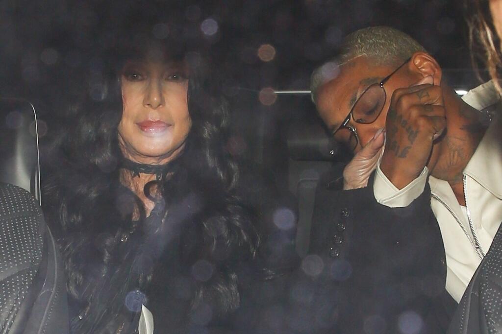 Legendárna diva Cher (76) sa na posledných fotografiách usmieva od ucha k uchu. Dôvodom je zrejme spoločnosť, ktorú tvorí jej nový milenec Alexander Edwards (36). Vekový rozdiel, ktorý je skoro pol storočie zjavne nie je problémom a dvojica si užila romantickú večeru vo vychýrenej reštaurácii v Hollywoode.