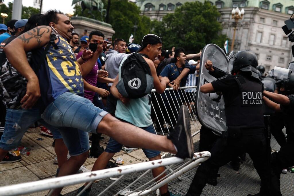 Poslednú rozlúčku s Maradonom sprevádzali aj policajné zásahy proti Diegovým fanúšikom.