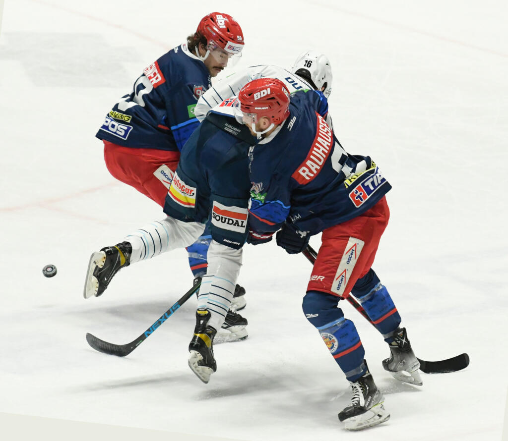 Na snímke zľava Gary Messner (Zvolen), Reid Duke (Nitra) a Maxwell Rauhauser (Zvolen) bojujú o puk v zápase 20. kola hokejovej Tipos extraligy medzi HK Nitra a HKM Zvolen v Nitre v piatok 25. novembra 2022.