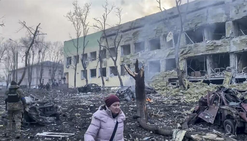 KK27 Mariupol - Na videosnímke budova nemocnice po ostreľovaní v Mariupole počas štrnásteho dňa ruskej invázie na Ukrajine v stredu 9. marca 2022. Ruská armáda pri stredajšom ostreľovaní ukrajinského mesta Mariupol zasiahla a zničila detskú nemocnicu a pôrodnicu, tvrdia miestni činitelia aj ukrajinský prezident Volodymyr Zelenskyj. TASR túto informáciu prevzala zo stanice Sky News. FOTO TASR/AP  

This image taken from video issued by Mariupol City Council shows the aftermath of Mariupol Hospita
