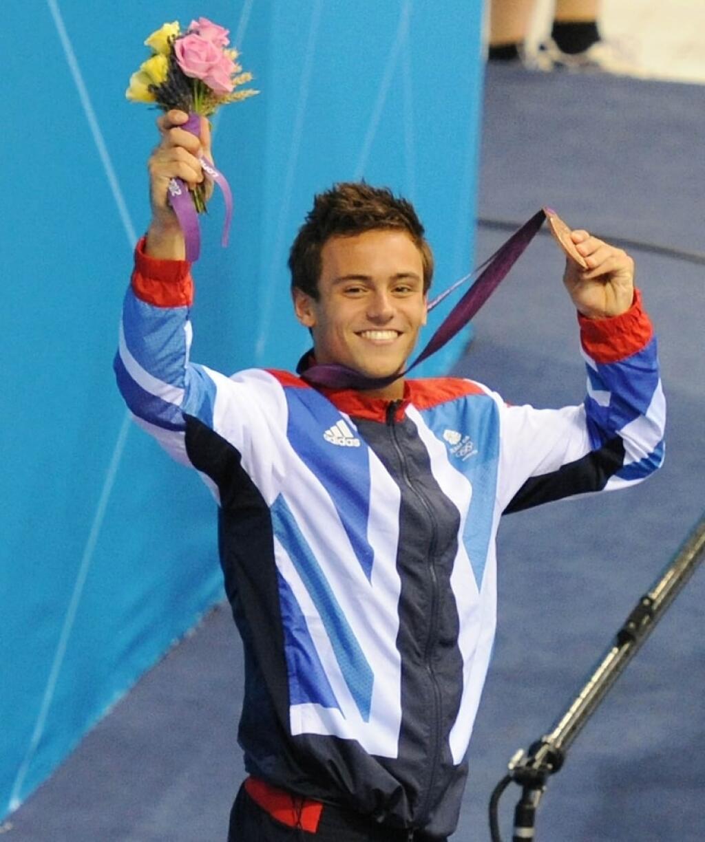 Tom Daley (V. Británia) Dvojnásobný majster sveta v skokoch do vody oznámil, že chodí s mužom, 2. decembra 2013 vo videu na portáli YouTube. „Nikdy som nebol šťastnejší,“ povedal. A hoci nebolo jednoduché priznať svoju orientáciu, pokračoval: „Nikdy som nepociťoval lásku, stalo sa to náhle a úplne ma to opantalo. Vôbec ho nedokážem dostať z hlavy.“ Jeho partnerom je americký scenárista Dustin Lance Black, zosobášili sa v máji tohto roku a žijú spolu v Londýne.