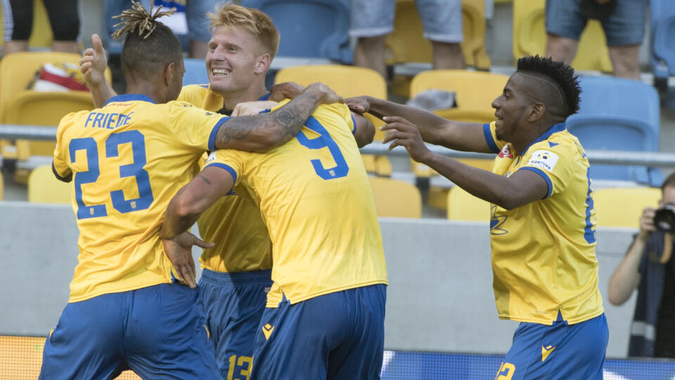 Na snímke gólová radosť DAC, zľava Sidney Friede, Zsolt Kalmár, strelec gólu Eric Ramirez a Cesar Blackman (všetci DAC) počas dohrávky prvého kola futbalovej Fortuna ligy FC DAC 1904 Dunajská Streda - ŠKF iClinic Sereď 9. augusta 2020 v Dunajskej Strede. FOTO TASR - Pavel Neubauer