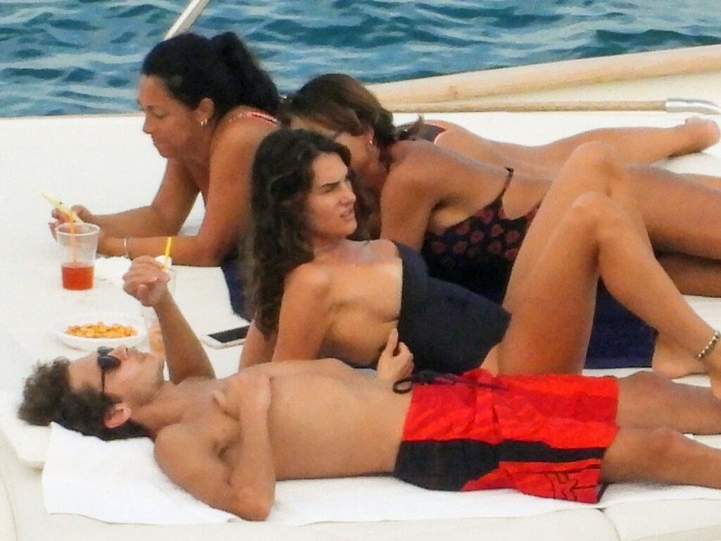Párik je vďačným objektom paparazzi fotografov, ktorí na Francescu a Valentina striehnu najmä na dovolenke.