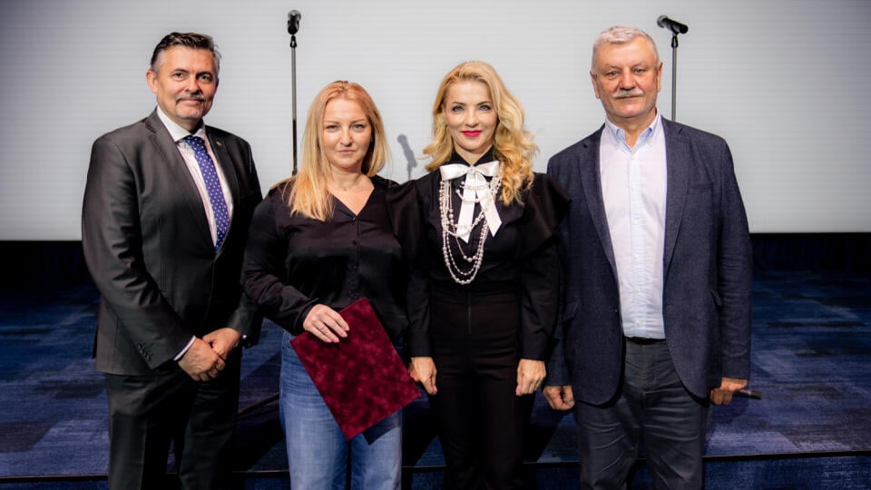 Martina Flašíková si v utorok 13. mája 2025 oficiálne prevzala dekrét o vymenovaní do funkcie generálnej riaditeľky STVR. Na snímke zľava podpredseda Rady STVR Lukáš Machala, nová generálna riaditeľka STVR Martina Flašíková, ministerka kultúry SR Martina Šimkovičová (nominantka SNS) a predseda Rady STVR Jozef Krošlák.