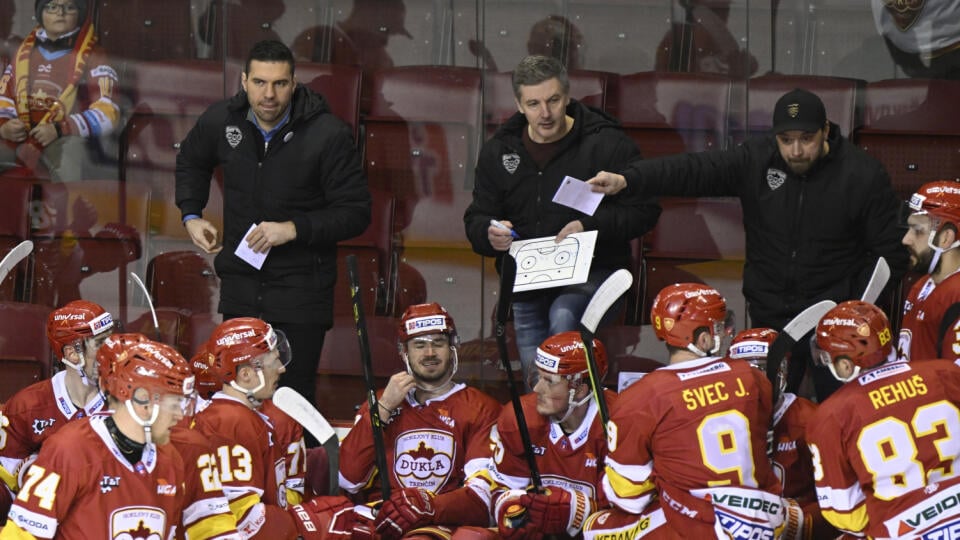 Na snímke vzadu zľava trénerská trojica HK Dukla Trenčín Peter Frühauf, Tero Lehterä a Viliam Čacho hovoria k hráčom v zápase 48. kola hokejovej Tipos extraligy HK Dukla Trenčín - HC Slovan Bratislava, 11. februára 2022 v Trenčíne. FOTO TASR - Radovan Stoklasa