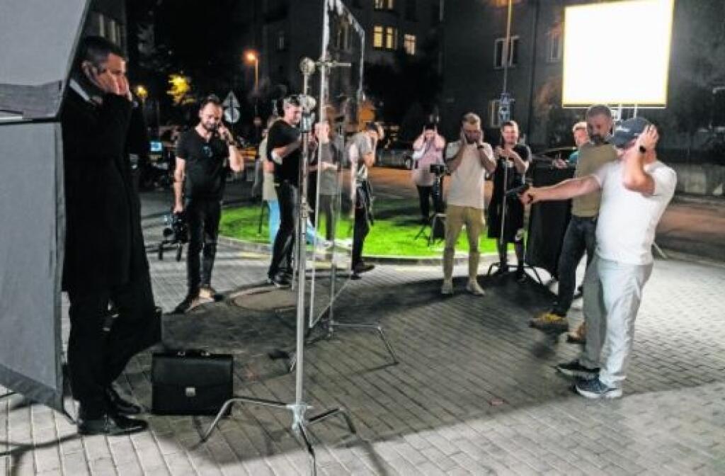 Ján Koleník (vľavo) počas nakrúcania scénky so streľbou.