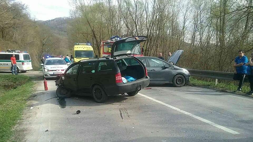 Pri zrážke troch áut sa zranili tri osoby.