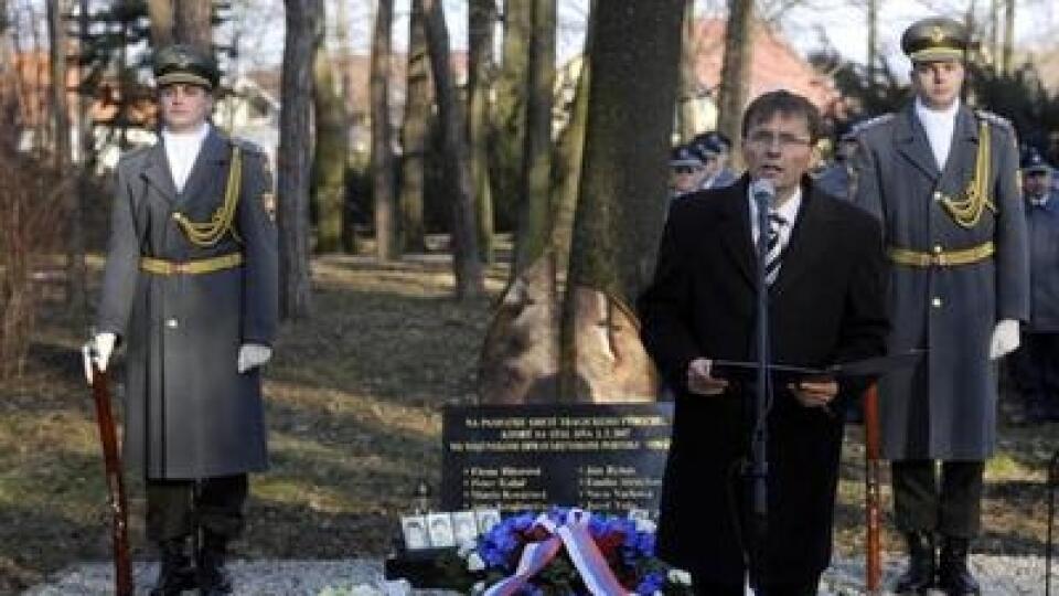 Minister obrany Ľubomír Galko reční pri pamätníku obetí tragického výbuchu počas pietnej spomienky v centre Novák.