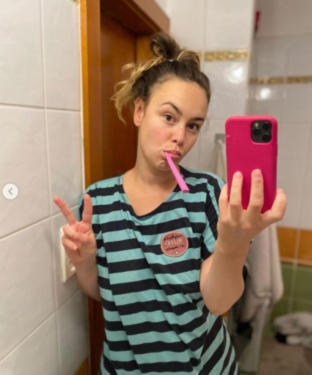 Dominika Kavaschová má kúpeľňu oranžovo zelenú.