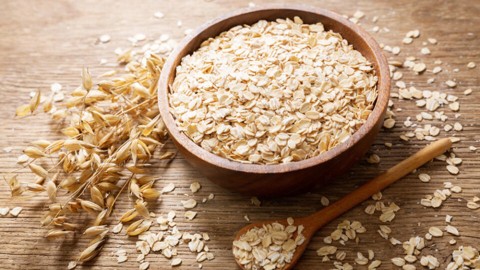 Oatmeal,Flakes,And,Ears,Of,Oat,On,Wooden,Table