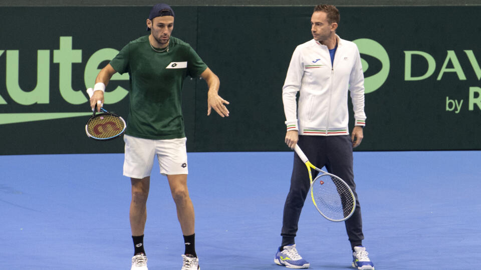 Na snímke vpravo kapitán talianskeho daviscupového tímu Filippo Volandri a vľavo Stefano Travaglia počas tréningu pred kvalifikačným daviscupovým stretnutím Slovensko - Taliansko 1. marca 2022 v Bratislave. FOTO TASR - Pavel Neubauer