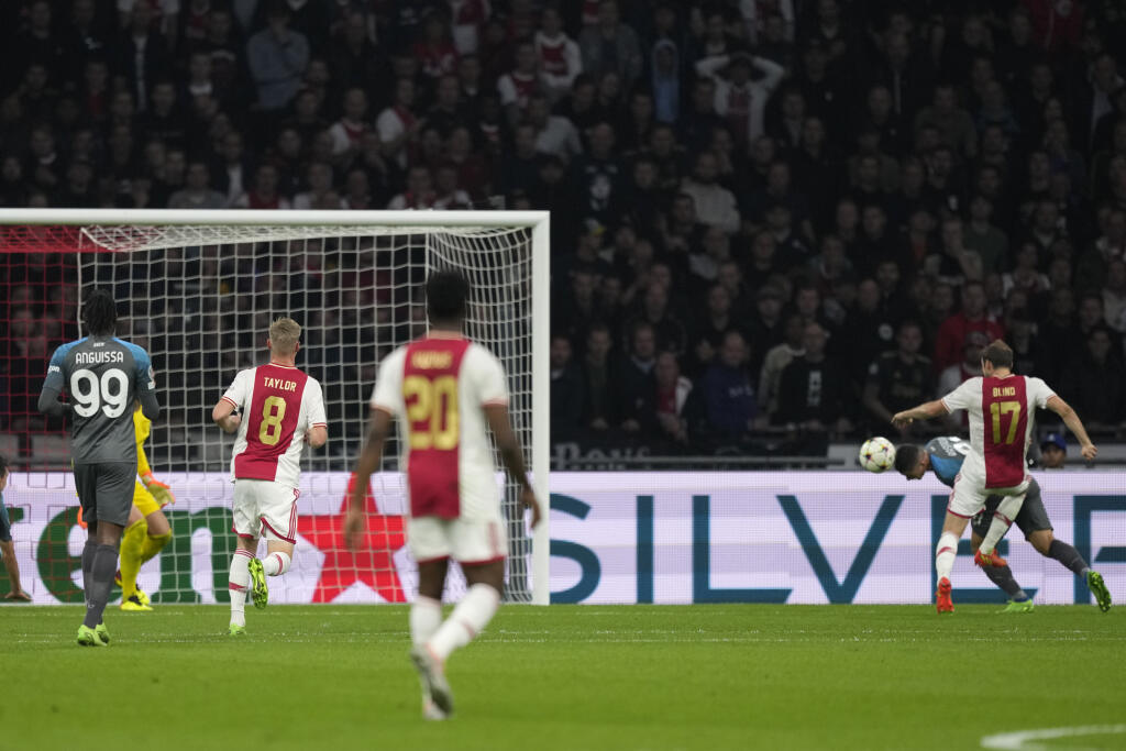 EBE 51 Amsterdam - Na snímke vpravo hráč Neapola Giacomo Raspadori strieľa úvodný gól v zápase A-skupiny 3. kola skupinovej fázy Ligy majstrov vo futbale Ajax Amsterdam - SSC Neapol v Amsterdame 4. októbra 2022. FOTO TASR/AP
Napoli's Giacomo Raspadori, right, scores his sides first goal during the Champions League group A soccer match between Ajax and Napoli at the Johan Cruyff ArenA in Amsterdam, Netherlands, Tuesday, Oct. 4, 2022. (AP Photo/Peter Dejong)