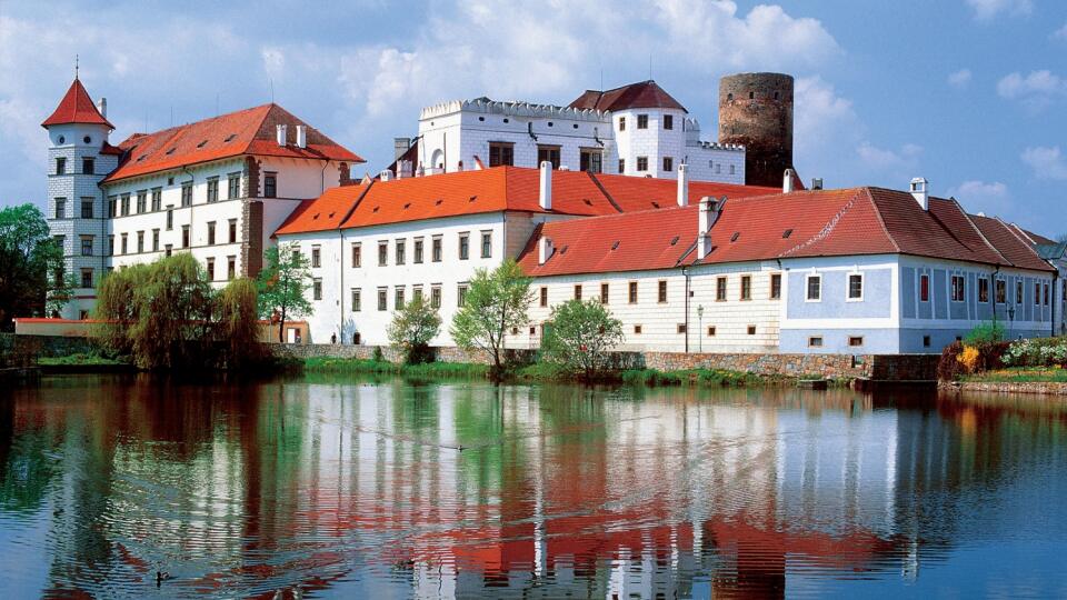 cestopis, cestovanie, Jindřichov Hradec
foto : Ján Dzúr
uverejnené Šarm 42/2006
pôvodný súbor:jindr.hradec-velka.eps