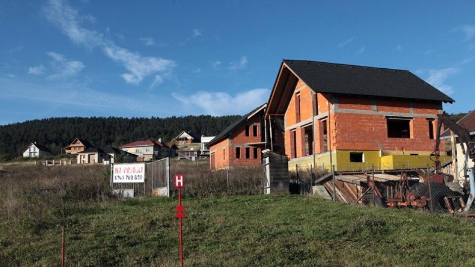 Okrem drahších nehnuteľností ťahá ceny pozemkov nahor aj ich nedostatok.