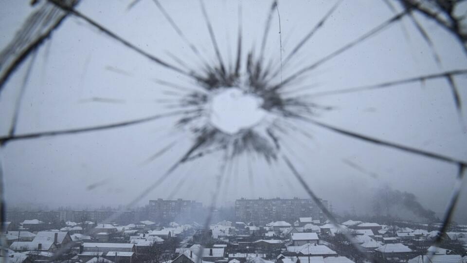PK 73 Mariupoľ - Pohľad na mesto z okna nemocnice poškodeného streľbou v Mariupole vo štvrtok 3. marca 2022. FOTO TASR/AP
A view from a hospital window broken by shelling in Mariupol, Ukraine, Thursday, March 3, 2022. (AP Photo/Evgeniy Maloletka)