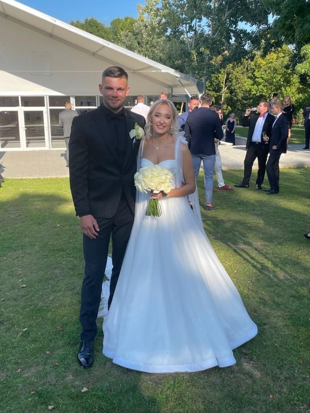 Denis Myšák a jeho manželka Kristína si povedali áno v kaštieli v Jaslovských Bohuniciach.