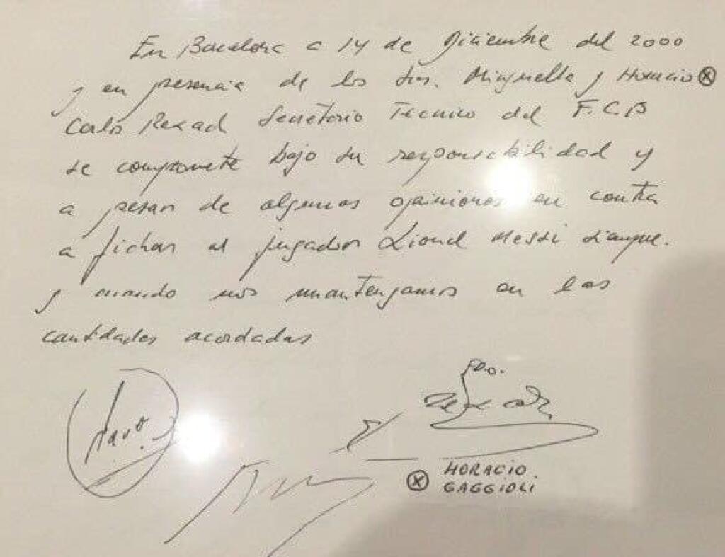Prvá zmluva, ktorú podpísal Messi s technickým riaditeľom FC Barcelona Charlym Rexachom na papierovú servítku.